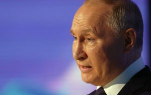 цар явився по відеозв’язку. Народ не встав